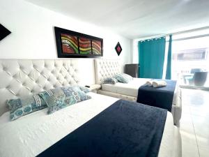 Habitación de hotel con 2 camas y ventana en Blue Emerald Inn, en San Andrés