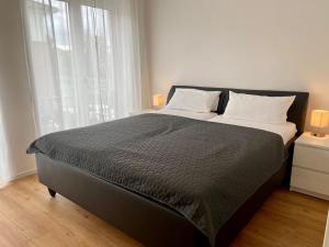 uma cama grande num quarto com uma janela grande em 2915 Wohnung 5 em Dahme