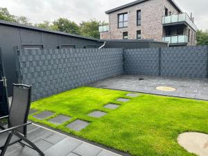 a backyard with a fence and a grass yard at Ferienwohnung in Lütjenburg/Ostsee zu vermieten in Lütjenburg