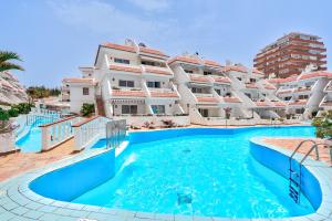 een zwembad voor een groot appartementencomplex bij Apartment в Playa de Las Americas in Playa de las Americas