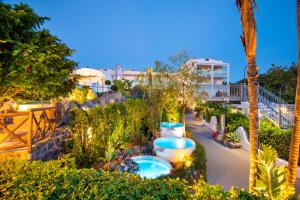 um resort com duas banheiras de hidromassagem num jardim em Hermitage Resort & Thermal Spa em Ischia