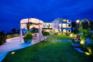 um quintal com um gazebo à noite em Hermitage Resort & Thermal Spa em Ischia