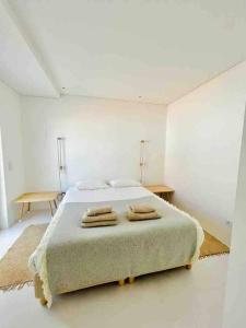 una camera da letto con un letto con due asciugamani sopra di Casa de Praia - Almograve ad Almograve