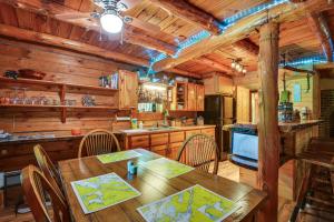 una cocina con mesa y sillas en una cabaña en Charming Wellesley Island Cabin Near State Parks, 