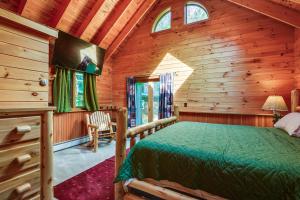ein Schlafzimmer mit einem Bett in einem Blockhaus in der Unterkunft Charming Wellesley Island Cabin Near State Parks 