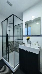 A bathroom at Casa Familiar para 10 con jardín, bbq, terraza, piscina y playa cerca