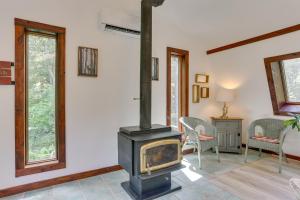 Billede fra billedgalleriet på 1 Mi to River Pet-Friendly Studio in Milanville! i Milanville