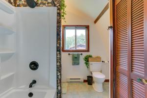 Ένα μπάνιο στο 1 Mi to River Pet-Friendly Studio in Milanville!