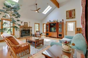 Χώρος καθιστικού στο Less Than 1 Mi to Camelback Resort Home with Pool Table!