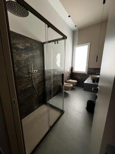baño con ducha de cristal y 2 aseos en Rosy Room Design, en Marsala