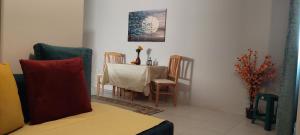 uma sala de estar com uma mesa e cadeiras e uma mesa e uma espreguiçadeira em Villages road & promenade apartments em Hurghada