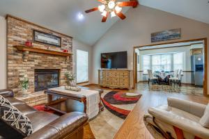 sala de estar con sofá y chimenea en Dog-Friendly Alabama Retreat with Patio and Fire Pit! en Semmes