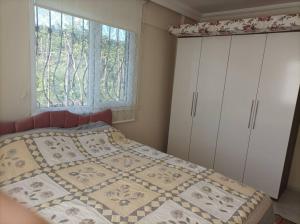 a bedroom with a bed and a window at Denize 3km Daire - Piraziz Giresun in Giresun