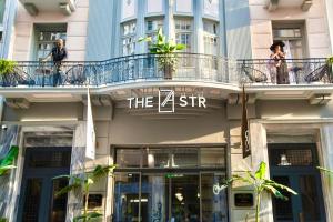 un edificio con una señal que lee la estrella z en Athens The L7 Str - Luxury Boutique Collection Hotel en Atenas