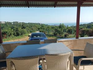 een tafel en stoelen op een balkon met een vrachtwagen bij Denize 3km Daire - Piraziz Giresun in Giresun