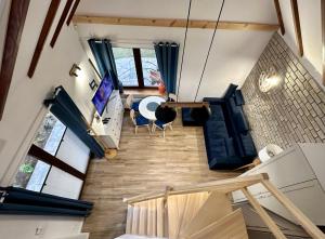 an overhead view of a living room and dining room with a table at Zatoka Kalwa in Pasym