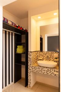 uma casa de banho com um lavatório e um espelho em El Amparo Hotel em San Luis