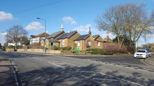 Streatham HillにあるConverted Bungalow In Bexleyの白車