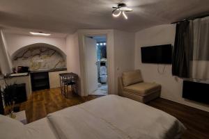 - une chambre avec un lit, une chaise et une cheminée dans l'établissement Juno, à Sibiu