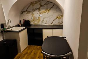 une chaise dans une cuisine avec un comptoir et un évier dans l'établissement Juno, à Sibiu