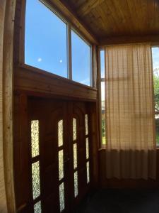 Карпатський затишок في فيرخوفينا: غرفة فارغة مع نوافذ في منزل
