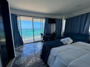 a bedroom with a bed and a view of the ocean at Caribbean Island Hotel in San Andrés