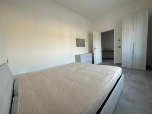 um quarto branco com uma cama grande em 154 - casa vacanze em Villaurbana