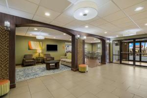 a lobby of a hospital with a waiting room at Best Western Temple Inn & Suites in Temple