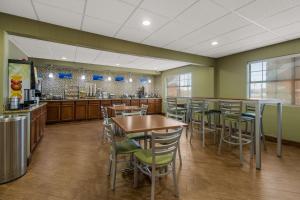 a restaurant with tables and chairs and a bar at Best Western Temple Inn & Suites in Temple