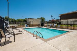 a large swimming pool with chairs at Best Western Temple Inn & Suites in Temple