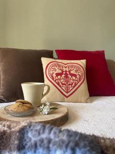 - une table avec une tasse de café et des biscuits sur le lit dans l'établissement LA CASETTA del MIRTILLO ROSSO, à Santo Stefano dʼAveto