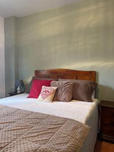 - une chambre avec un lit et des oreillers dans l'établissement LA CASETTA del MIRTILLO ROSSO, à Santo Stefano dʼAveto