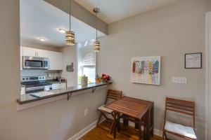 A cozinha ou cozinha compacta de Chic Richmond Retreat with Quaint Private Patio!