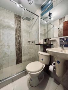 La salle de bains est pourvue de toilettes, d'une douche et d'un lavabo. dans l'établissement Habitacion cerca al aeropuerto el dorado, à Bogotá