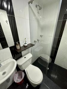La salle de bains est pourvue de toilettes, d'un lavabo et d'une douche. dans l'établissement Habitacion cerca al aeropuerto el dorado, à Bogotá