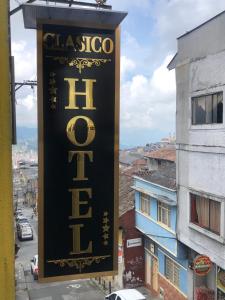 una señal para un hotel al lado de un edificio en Hotel Clasico, en Manizales