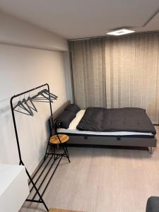 1 dormitorio con 1 cama en una habitación en Studio Wohnung Küche,Bad,inklusive Stellplatz im Zentrum RV, en Ravensburg