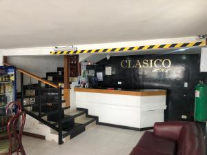 ein Restaurant mit einer schwarzen Wand und einem Geldautomaten in der Unterkunft Hotel Clasico in Manizales