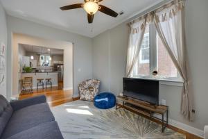 Zona de estar de Charming Richmond Retreat Near Riverside Park!