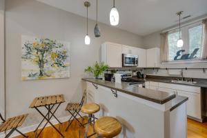 Kuchyň nebo kuchyňský kout v ubytování Charming Richmond Retreat Near Riverside Park!