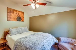 1 dormitorio con 1 cama, ventilador de techo y silla en Pet-Friendly Forest Falls Vacation Rental!, en Forest Falls