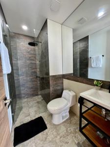 a bathroom with a toilet and a shower and a sink at VISTA INCREIBLE EL MEJOR DE LA ZONA o in Gaira
