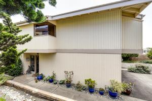 uma casa com vasos de plantas ao lado em San Simeon Rental with Ocean Views Walk to Beach! em San Simeon