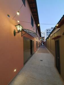 um beco vazio entre dois edifícios com uma luz de rua em Villa Ida, Suíte 01 c/ copa p/ casal em Serra Negra