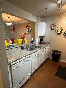 a kitchen with a sink and a counter top at Súper Mario Universal Studios 10 min Loft Free parking in Los Angeles