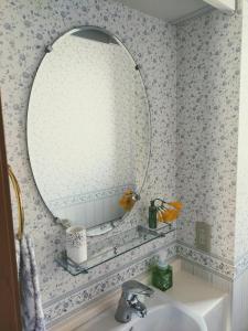 baño con espejo y lavabo en Guest house with host Takao SORA- Vacation STAY 13000, en Hachioji