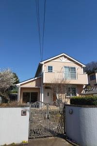 una casa con una puerta delante de ella en Guest house with host Takao SORA- Vacation STAY 13000 en Hachioji