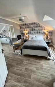 um quarto com uma cama king-size e uma cadeira em HighTree House em Cork
