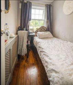 Postel nebo postele na pokoji v ubytování A cosy Dublin room