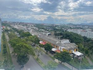une vue sur la ville avec un bâtiment dans l'établissement Altavista Apartamento Lindo y Comodo Piso 8 en Pereira, à Pereira
